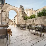 Ξενοδοχείο Peristil 3*