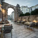 Ξενοδοχείο Peristil 3*
