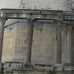 Peristil