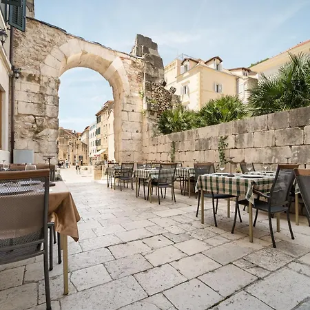 Szálloda Peristil 3*