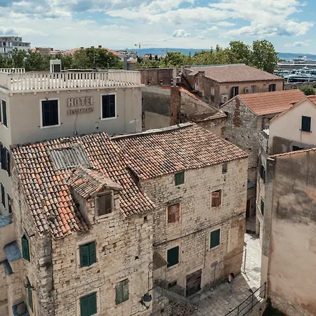 Peristil Szálloda Split