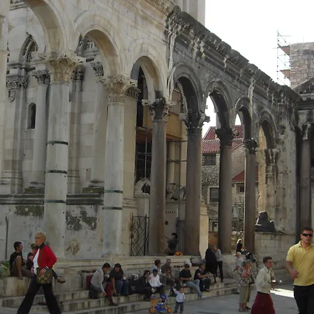 Peristil Szálloda Split