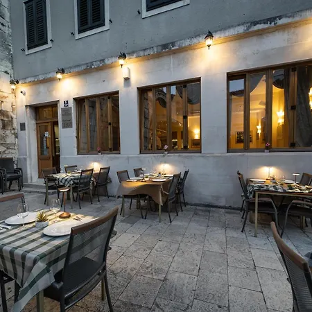 Hotel Peristil 3*