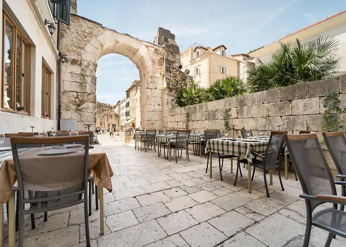 Ξενοδοχείο Peristil 3*