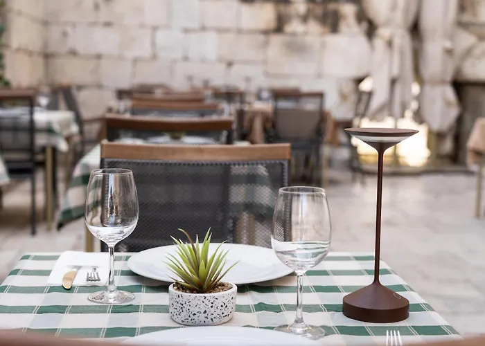 Ξενοδοχείο Peristil 3*