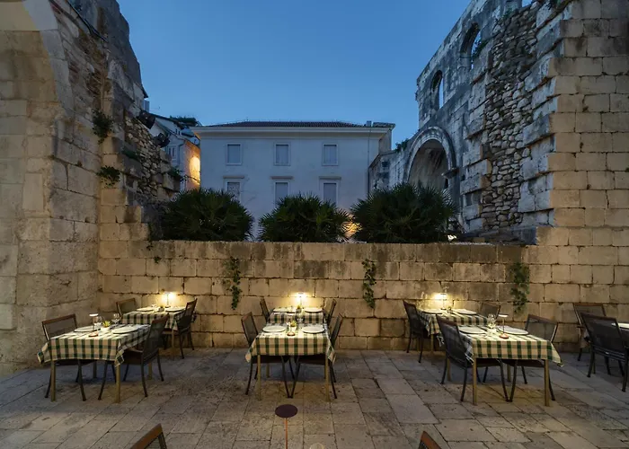 Ξενοδοχείο Peristil 3*