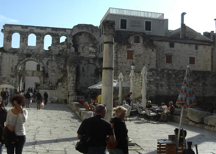 Ξενοδοχείο Peristil 3*