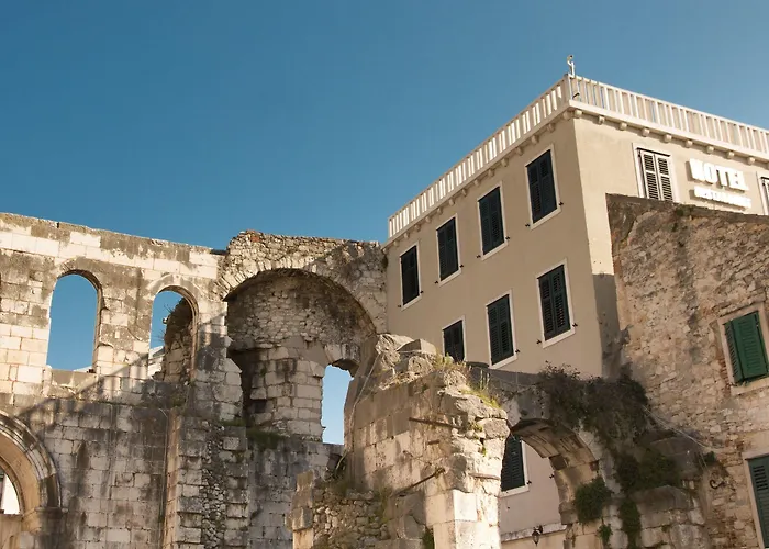 Ξενοδοχείο Peristil 3*